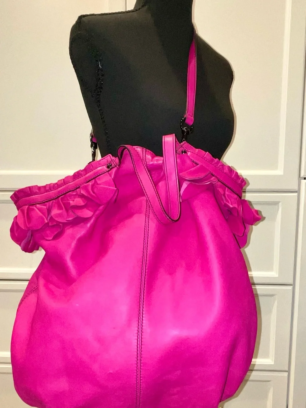 XL Preowned Valentino Garavani Fuscia Hobo Bag